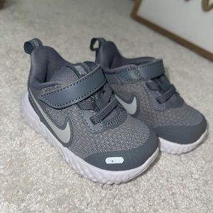 Gray Nike tennis shoes